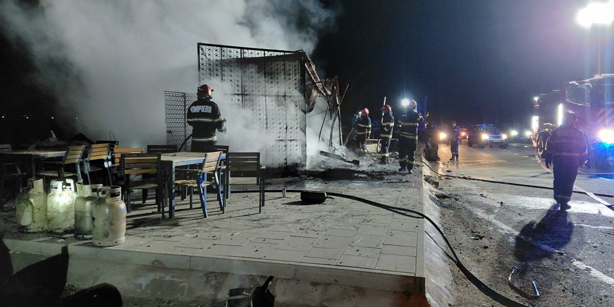 Incendiu puternic la un fast-food din județul Cluj, în miez de noapte