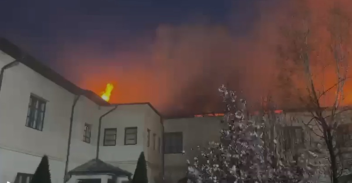 Incendiu puternic la Mănăstirea Bistrița: 10 autospeciale luptă cu flăcările