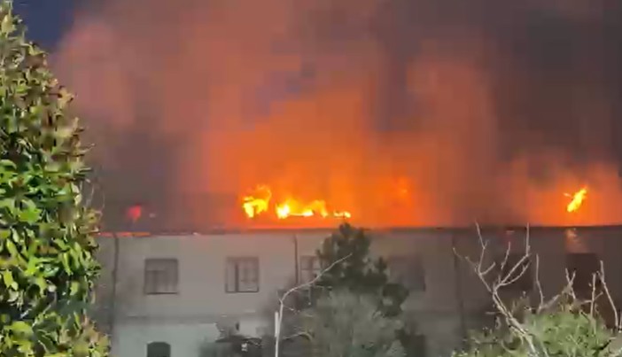 Incendiul de la Mănăstirea Bistrița: Flăcări uriașe, 10 autospeciale intervin