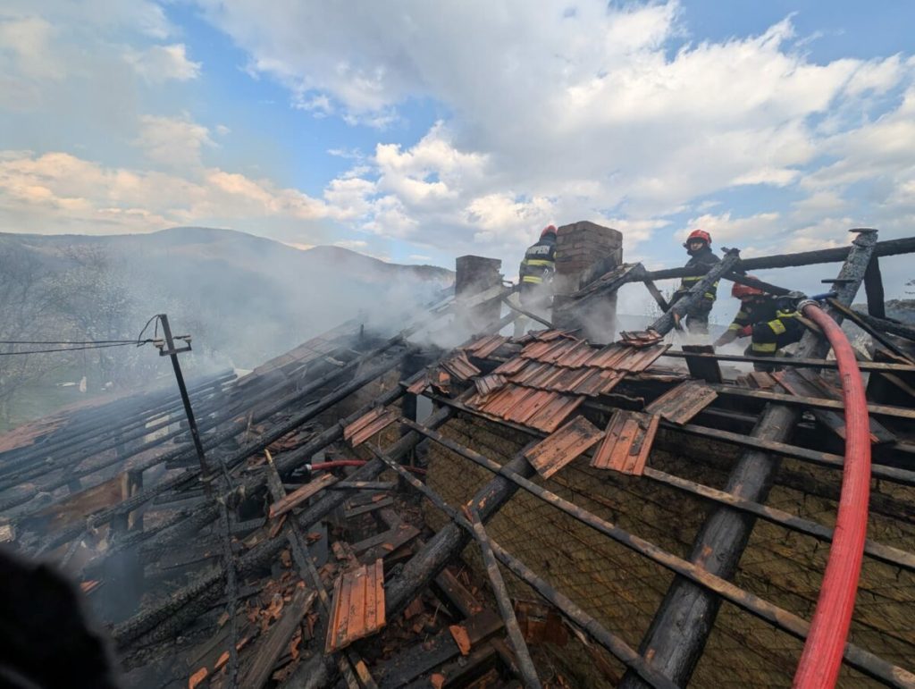 Incendiu devastator la Nehoiu: Proprietar, resuscitat de pompieri