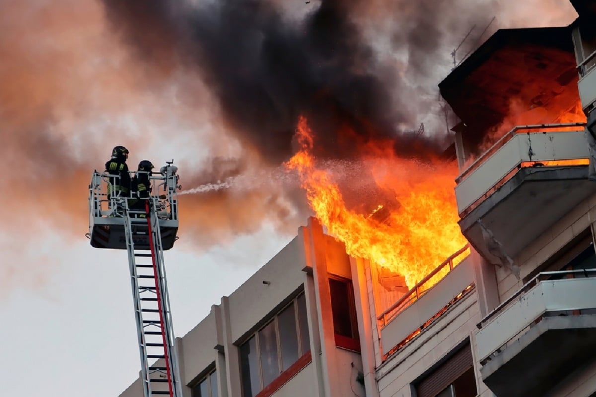 Incendiu la Cluj-Napoca: 20 de persoane evacuate de urgență din blocul cu fum