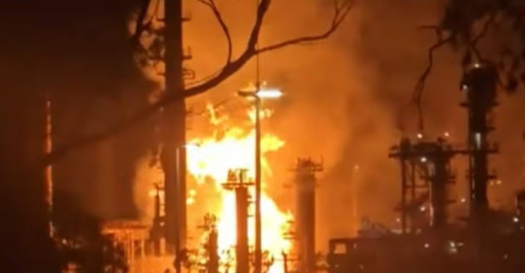 Incendiu puternic la rafinăria australiană, aprinzând focul crizei energetice