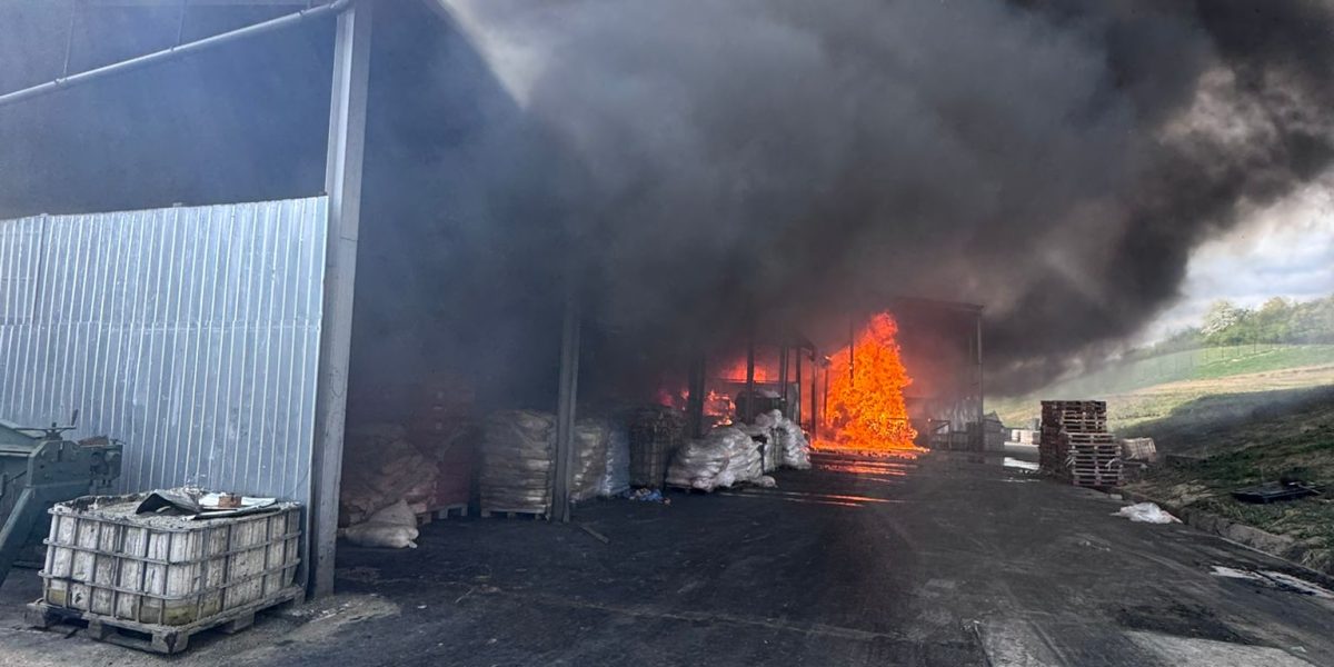 Incendiu uriaș la o hală în Sălaj: Fum dens, RO-Alert emis