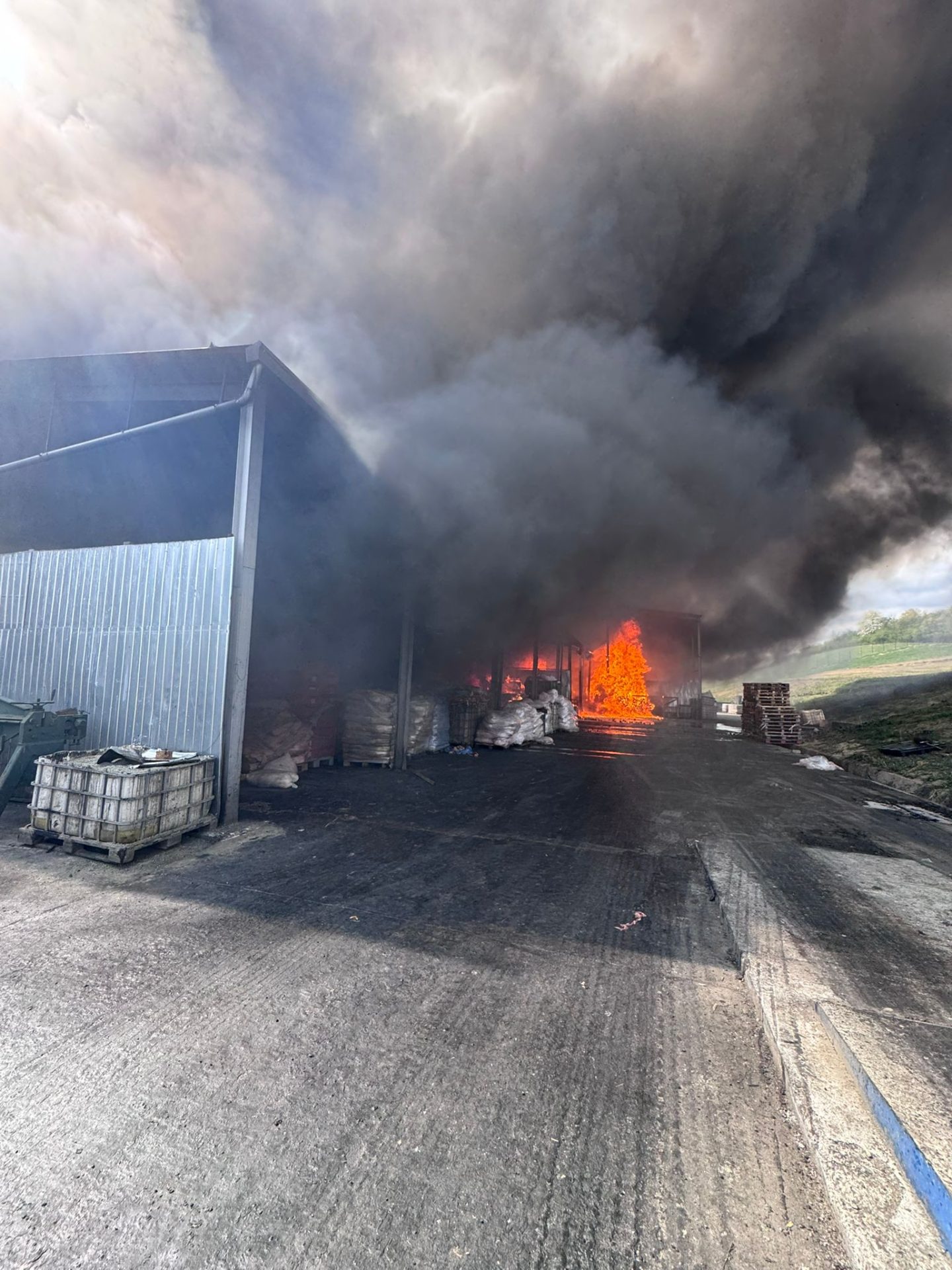 Incendiu uriaș la o hală în Sălaj: Fum dens, RO-Alert emis