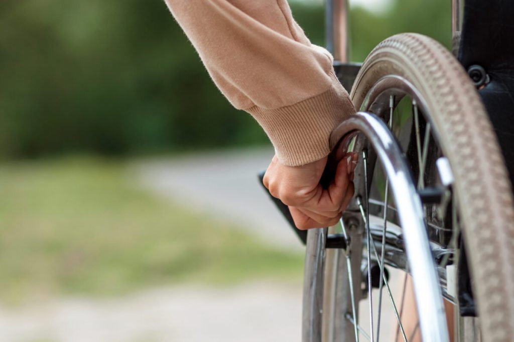 Persoanele care nu mai pot lucra din cauza unor probleme medicale pot beneficia, începând cu anul 2026, de pensie de invaliditate, o formă de sprijin financiar reglementată prin legile în vigoare