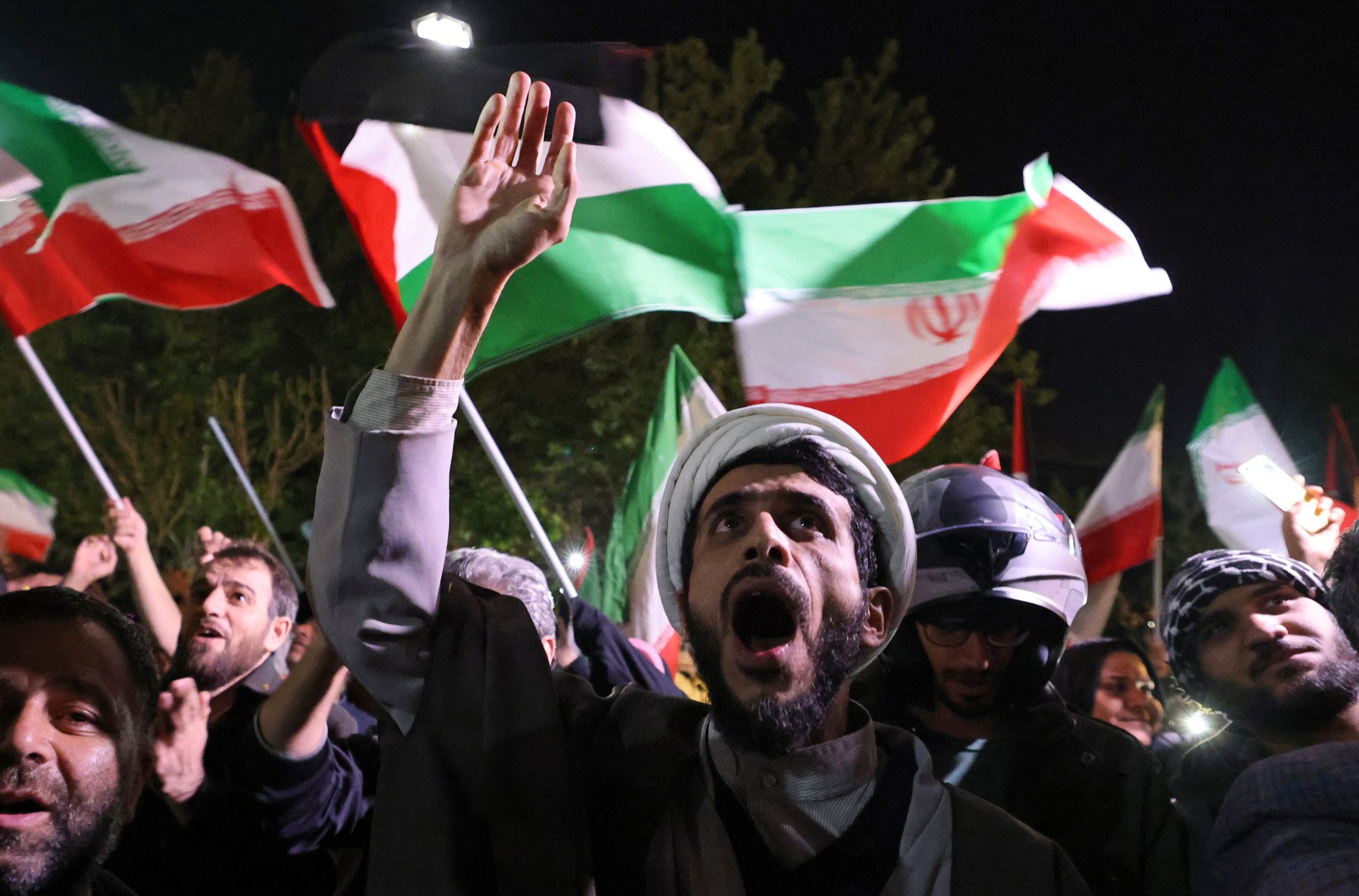 Massive mobilizare în Iran în sprijinul apărării naționale Președintele Iranului, Masoud Pezeshkian, a anunțat că peste 14 milioane de iranieni și-au exprimat disponibilitatea de a se sacrifica în apărarea țării