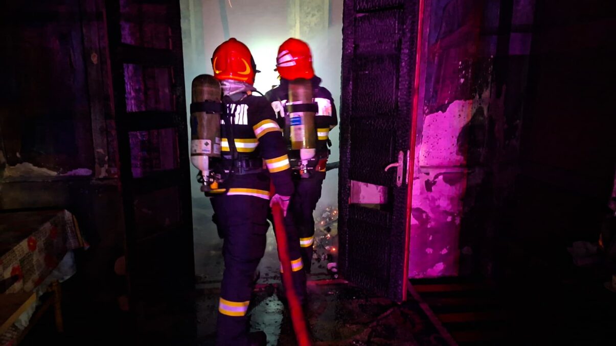 Mama și fiul au murit în incendiu la apartament
