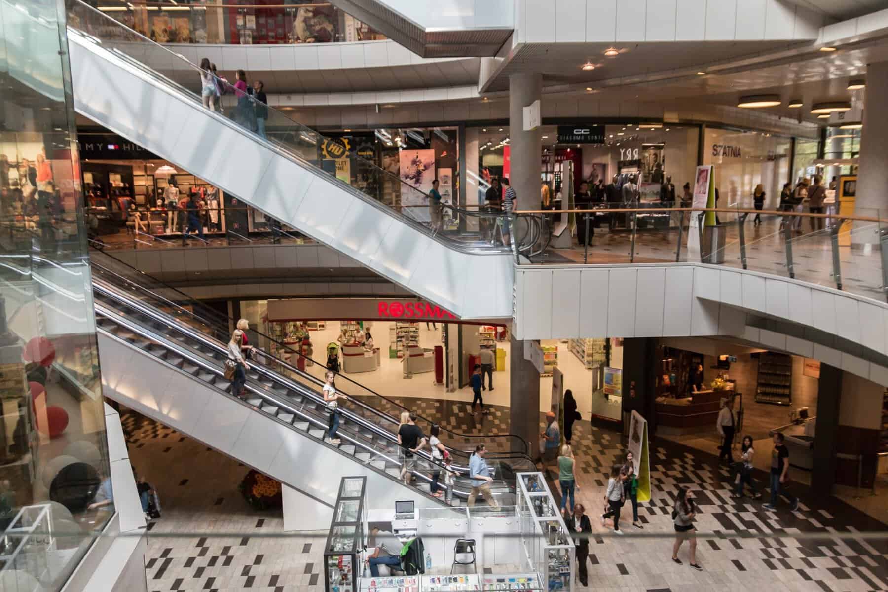 Scăderi DRAMATICE: Consumul a picat cu 6% în primele luni. Alimentele, salvarea?