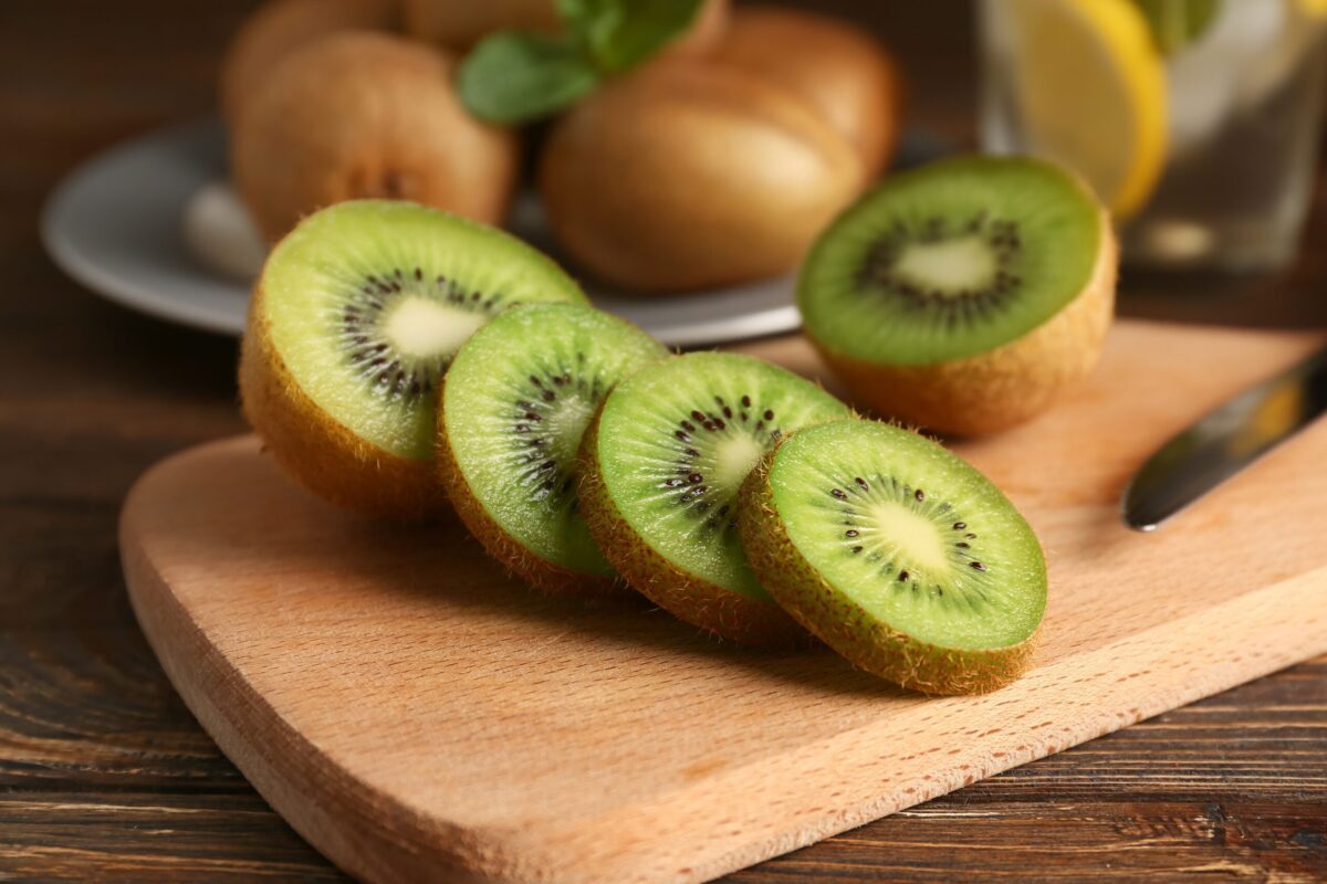 Kiwi: Superfructul care-ți dă energie! De ce experții recomandă să mănânci fructul cu coajă