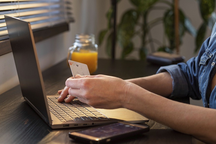 laptop-buletin-IT.jpg - StiriAlese