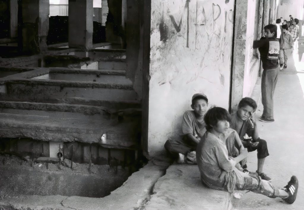 O lege ȘOCANTĂ: Copii de 12 ani, condamnați pe viață în închisoare