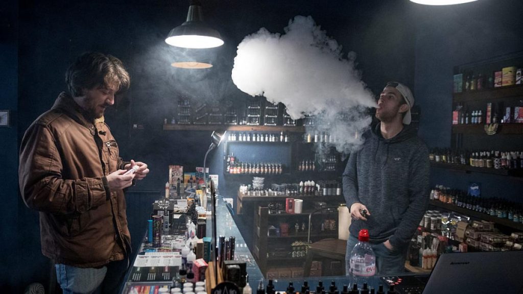 Interdicție TOTALĂ la fumat pentru tinerii din UK: Lege ISTORICĂ adoptată