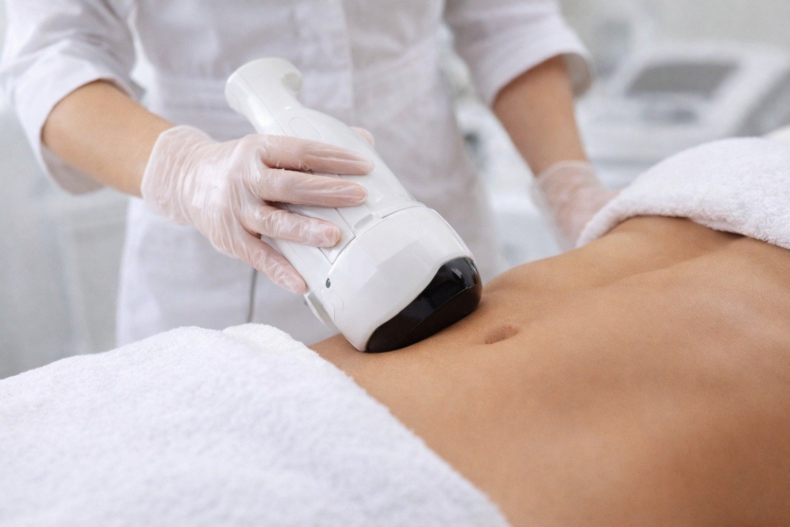 Reducerea grăsimii localizate fără bisturiu și anestezie, o realitate clinică Reducerea grăsimii fără intervenție chirurgicală și fără disconfortul asociat devine din ce în ce mai accesibilă, grație tehnologiei Liposonix