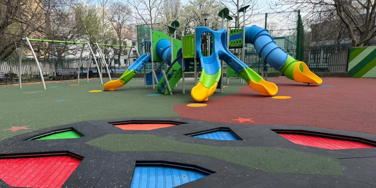 Un nou loc de joacă pentru copii a fost dat în folosință în Sectorul 6 al Capitalei, pe strada Cetatea Histria nr