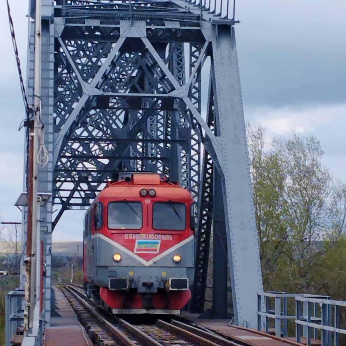 Locomotiva românească trece Prutul, istorie: Moldova primește o premieră