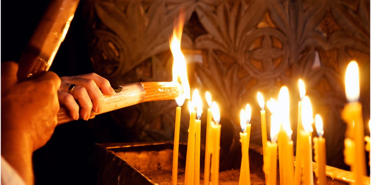 Ce faci cu Lumina Sfântă după slujbă și ce semnifică cu adevărat