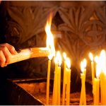 Ce faci cu Lumina Sfântă după slujbă și ce semnifică cu adevărat