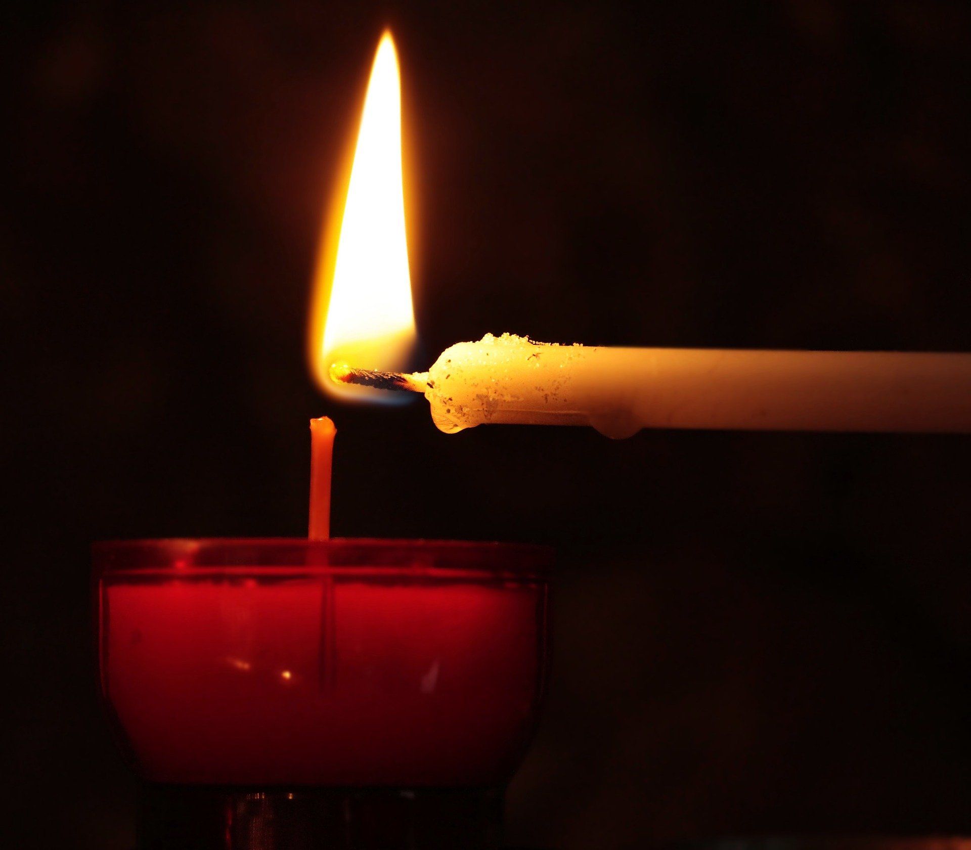 Patriarhia Română a obținut culoar de zbor pentru aducerea Sfintei Lumini din Ierusalim Patriarhia Română va putea aduce în țară Sfânta Lumină de Paște, după ce a primit aprobarea pentru un culoar de zbor din partea autorităților israeliene