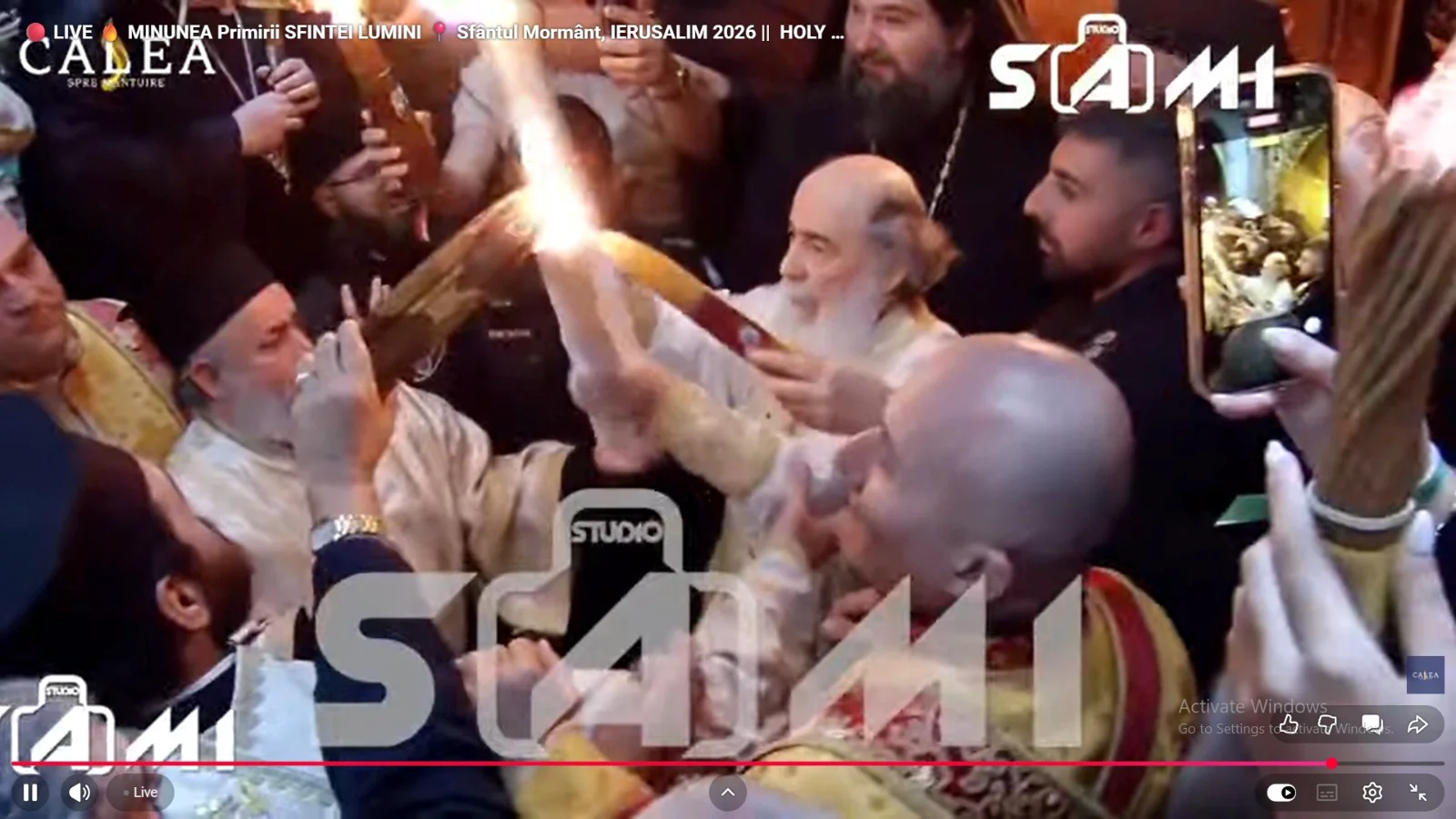 Lumina Sfântă a aprins speranța la Ierusalim, în ciuda războiului