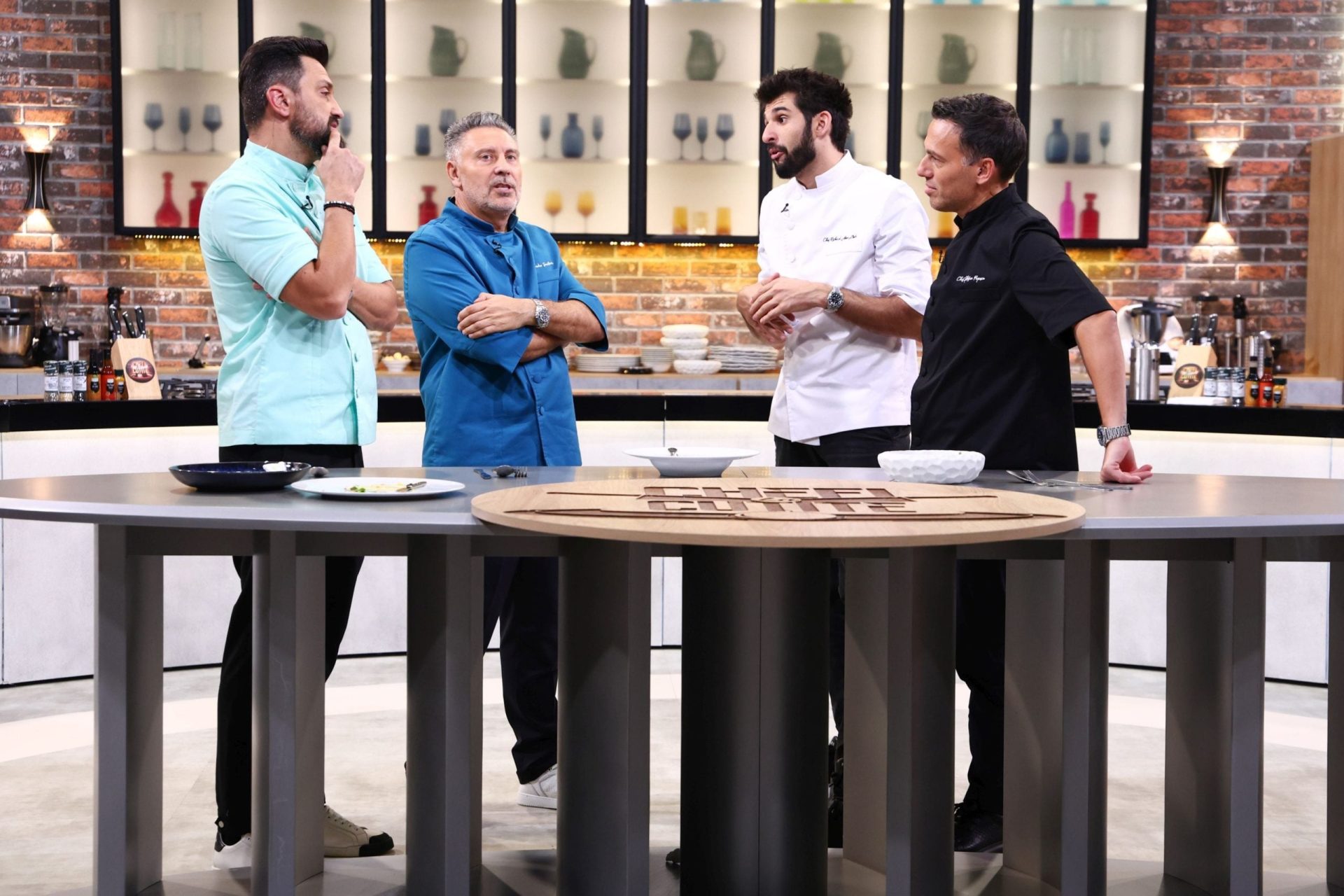 Chef Ștefan Popescu câștigă amuleta crucială și egalează în clasament în ediția sezonului 17 “Chefi la cuțite” Luni seară, emisiunea “Chefi la cuțite” a adus un moment important în cursa pentru cucerirea titlului sezonului 17