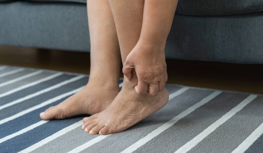 Un semn pe picioare te poate da de gol: Diabet, rinichi sau ficat bolnav