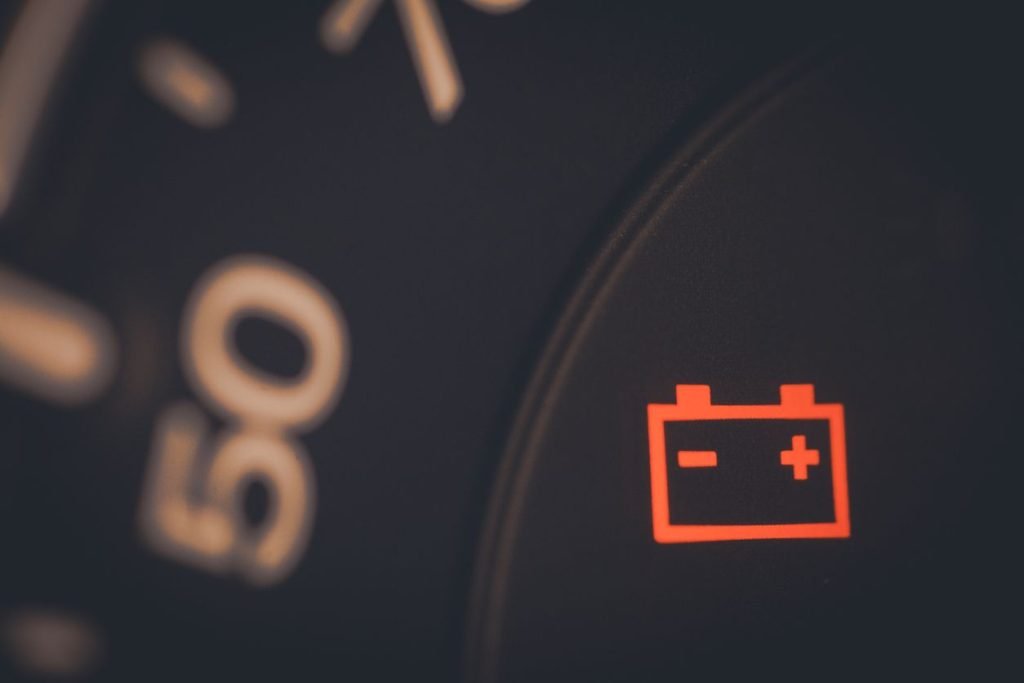 De ce apar erori fantomă după schimbarea bateriei de 12V