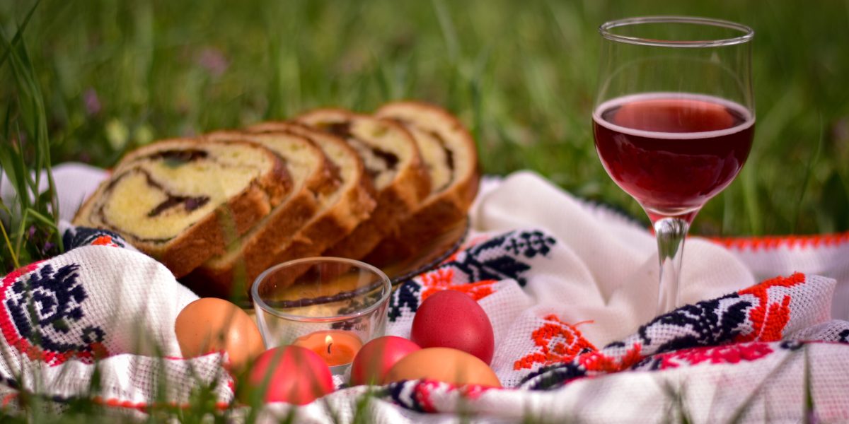 Cât vor scoate din buzunar românii pentru masa de Paște în 2026?