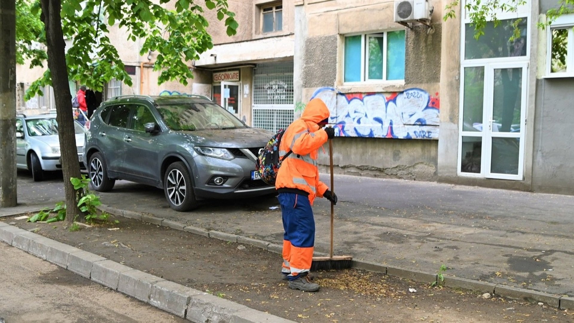 Primăria Sectorului 2 a plătit nejustificat aproape 100.000 de euro pentru servicii de măturat manual trotuare care nu au fost prestate, conform unui raport de audit financiar realizat de Curtea de Conturi