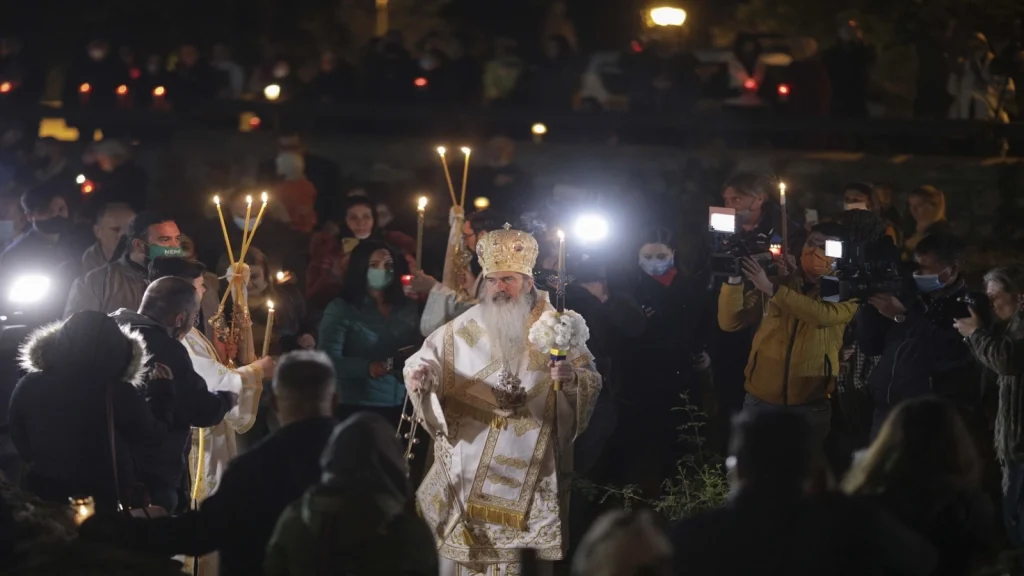 ÎPS Teodosie a adus Sfânta Lumină: “Să alungăm frica!”