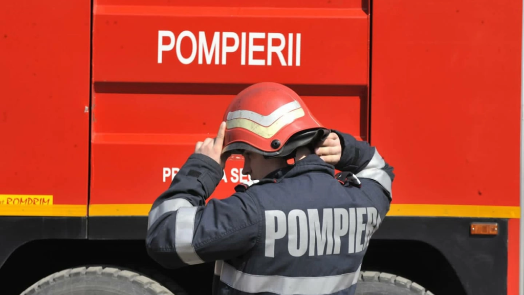 Incendiu într-un bloc din Oradea: Zeci de oameni, evacuați de urgență