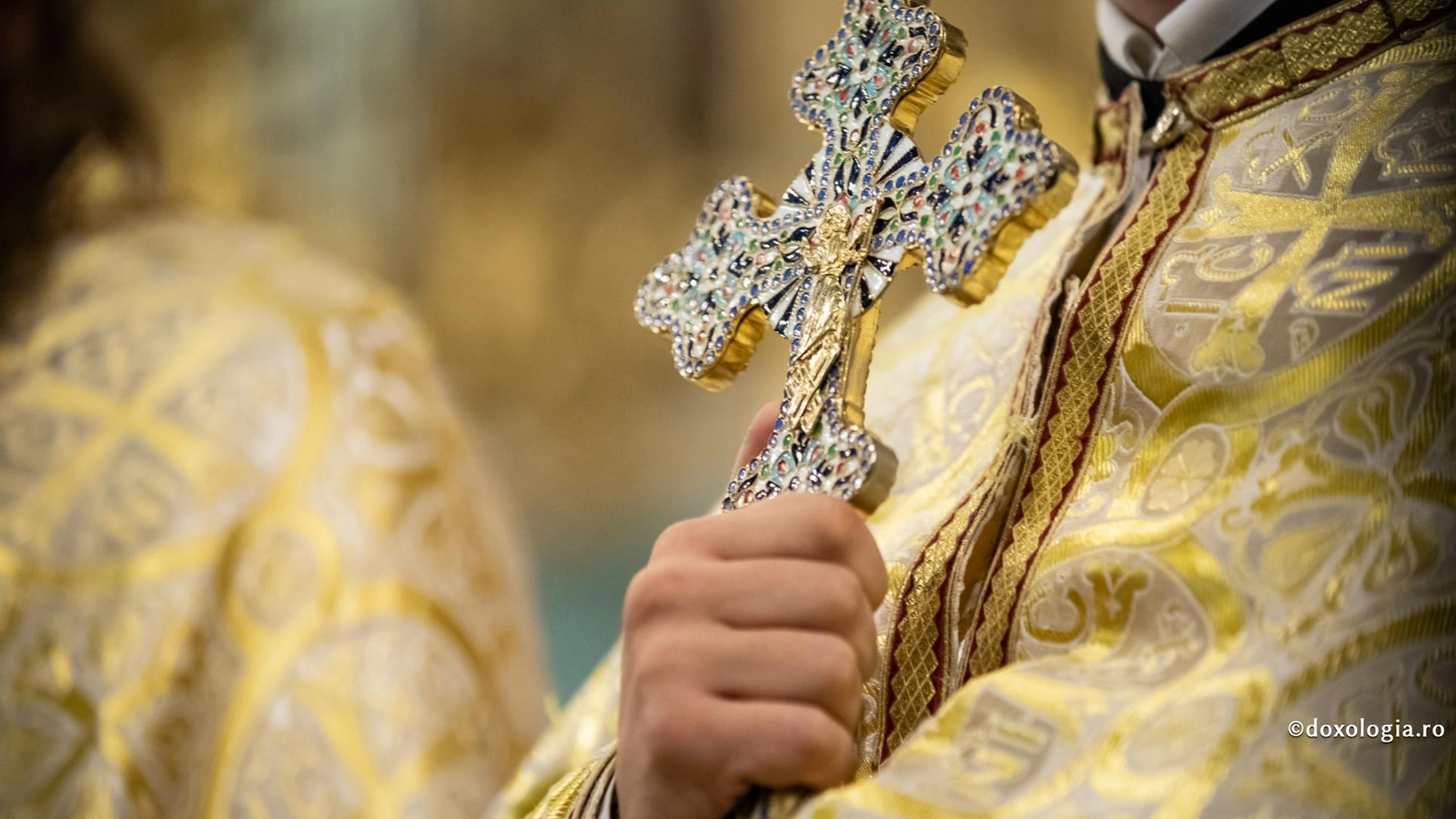 Arhipresbiterul ZAHARIA PERES: Lumina Paștelui alungă întunericul