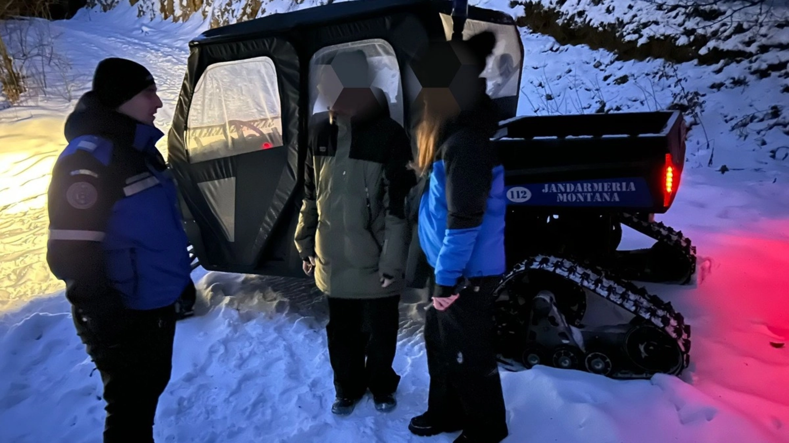 Tată și fiu, prinși de viscol în Cheile Oltețului, de Paște