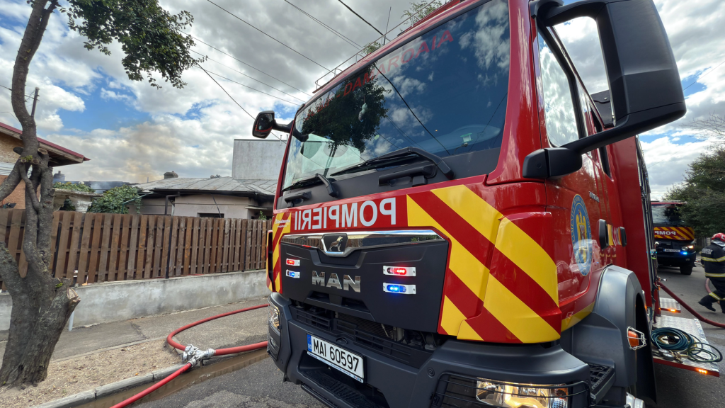 Incendiu puternic în București: Arde fațada unei clădiri