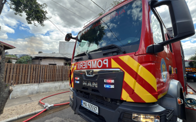 Incendiu puternic în București: Arde fațada unei clădiri