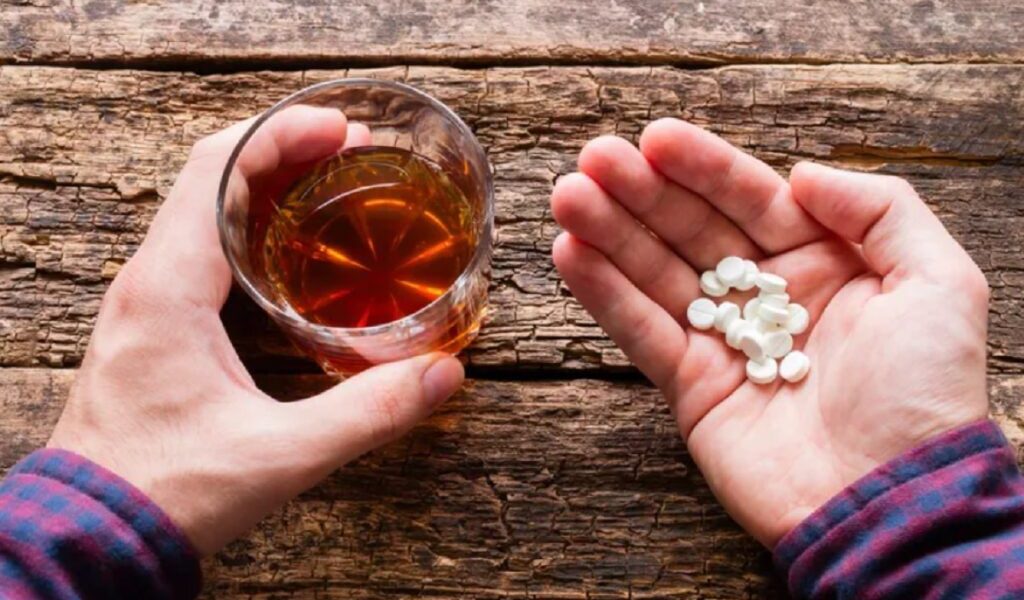 Ce riscă organismul: Alcool + antiacide și antiinflamatoare, combinația ucigătoare