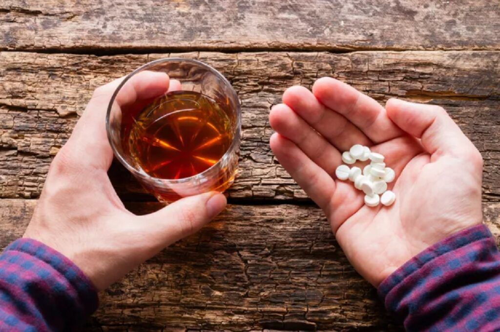 Ce riscă organismul: Alcool + antiacide și antiinflamatoare, combinația ucigătoare