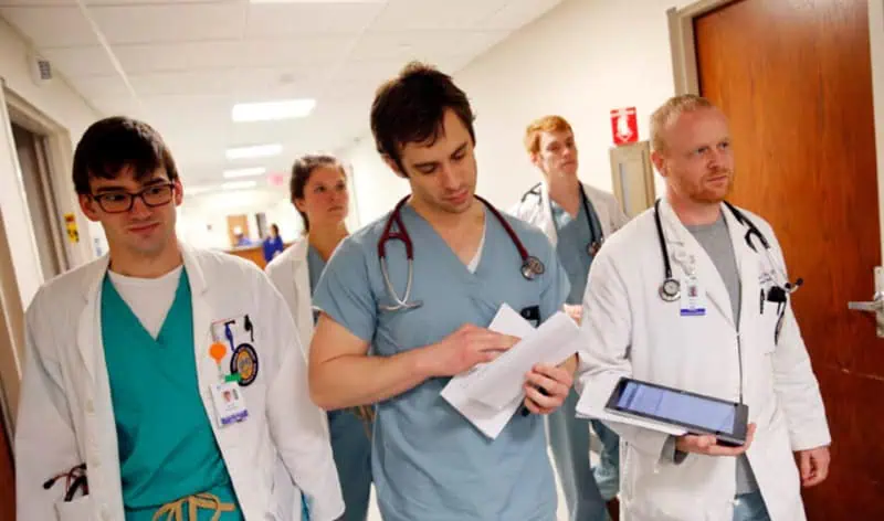 Studiu: Curriculum medical actualizat pentru sănătate digitală și politici bazate pe dovezi urmărite de medicii rezidenți