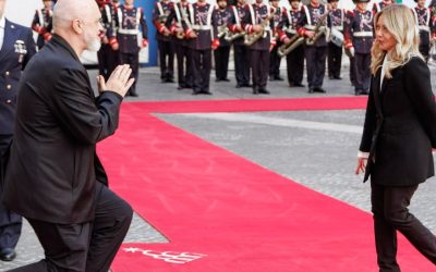 Gest surprinzător: Premierul a îngenuncheat în fața șefei Guvernului italian