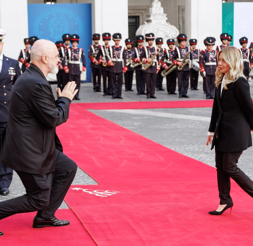 Gest surprinzător: Premierul a îngenuncheat în fața șefei Guvernului italian