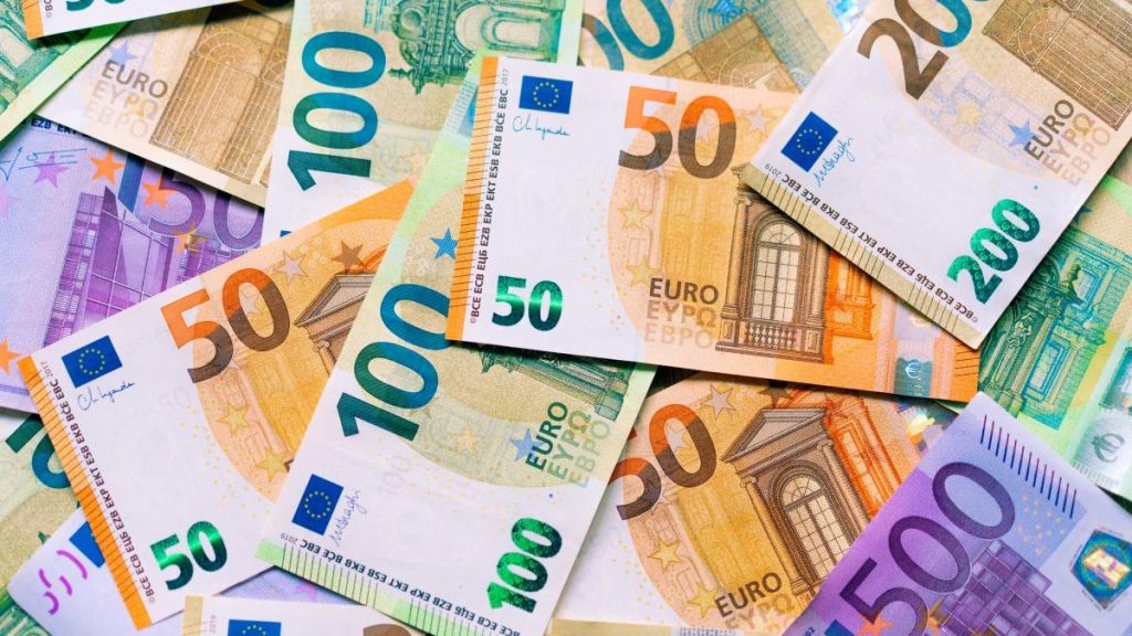 Criza BANCARĂ bate la ușă? Un ministru și-a luat măsuri: „Ținem banii la saltea”