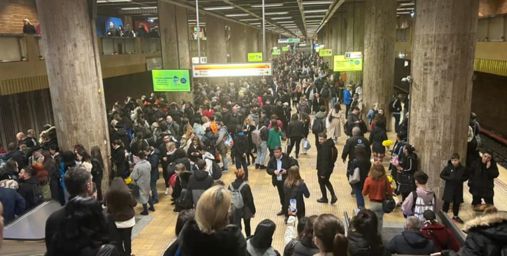 Bucăți de tavan, prăbușire la metrou: Circulația, întreruptă între stații