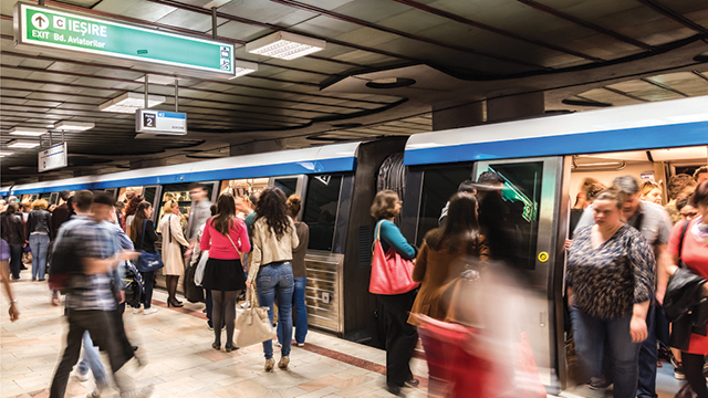 Rebeliune în București: Peste 11.500 de oameni protestează față de scumpirea metroului