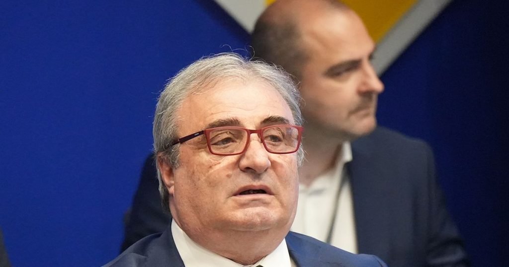 Poate fi un moment de răscruce în istoria recentă a fotbalului românesc, când nume de referință, precum Mihai Stoichiță, pare să pășească spre un nou orizont, lăsând în urmă nu doar o perioadă de incertitudine, ci și o viziune care, odată cu ea, riscă să fie văzută ca un capitol închis al unei epoci