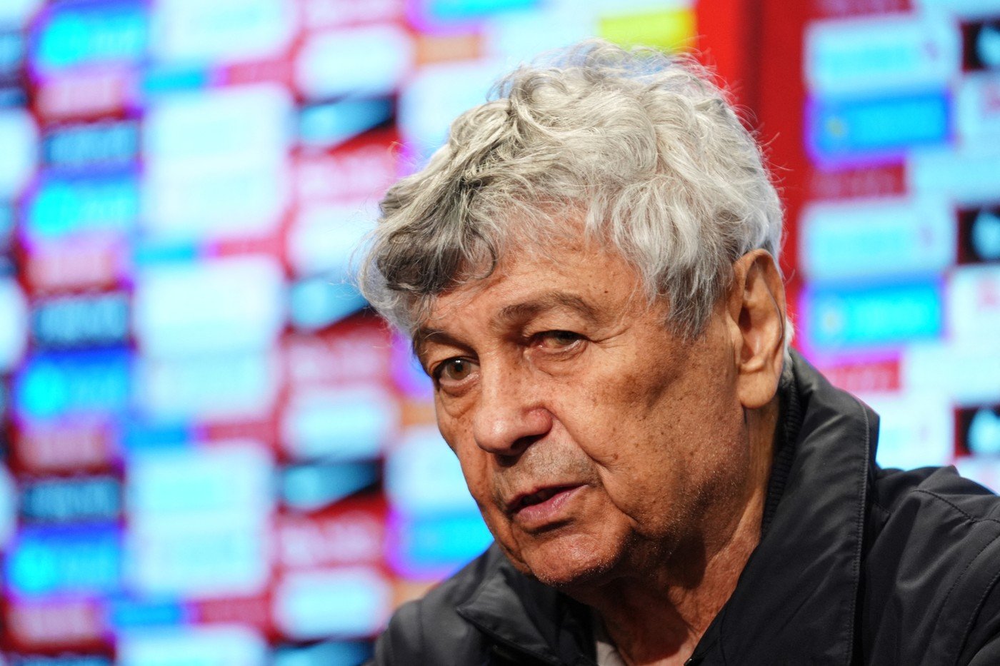 Mircea Lucescu, fostul antrenor al naționalei de fotbal a României, se află încă internat la Spitalul Universitar de Urgență din București, după ce a suferit un infarct miocardic acut vineri dimineață