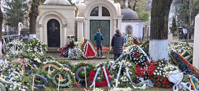 Omagiu cutremurător de Paște: Oameni la mormântul lui Mircea Lucescu