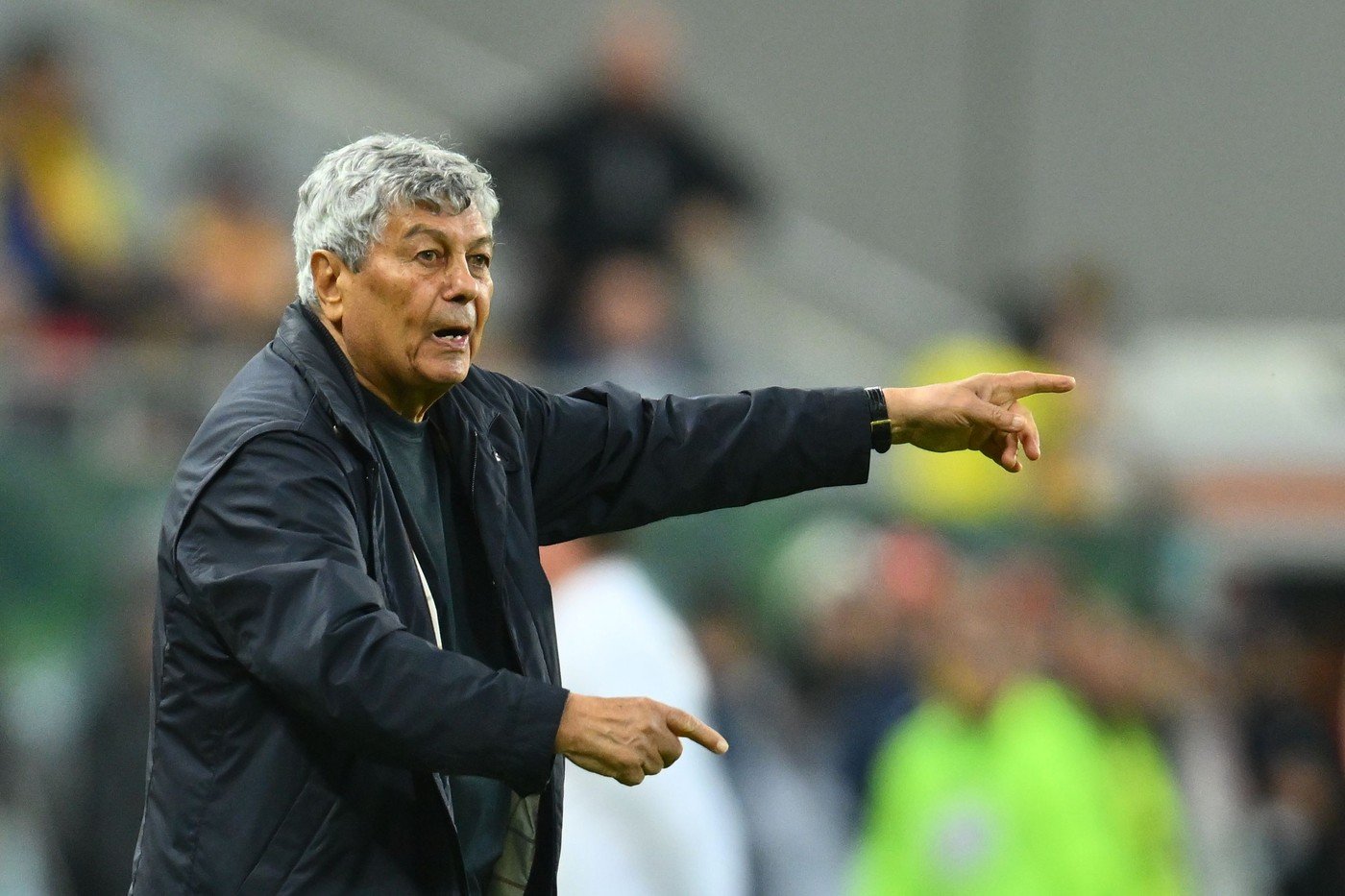 Mircea Lucescu, fostul selecționer al echipei naționale de fotbal a Romaniei, a suferit în această dimineață un infarct miocardic acut, fiind internat în continuare la Spitalul Universitar