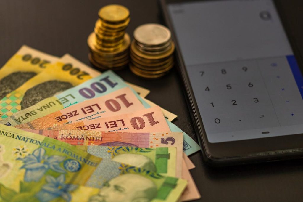 Deficitul extern al României, mai mic în primele luni, dar datoria crește