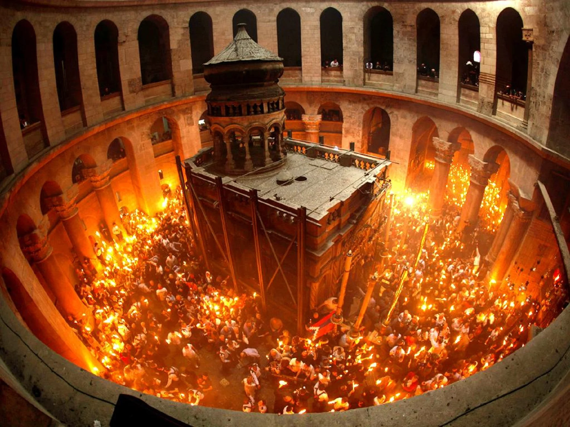 O călătorie spre Lumina Învierii: Un drum spre speranță în România