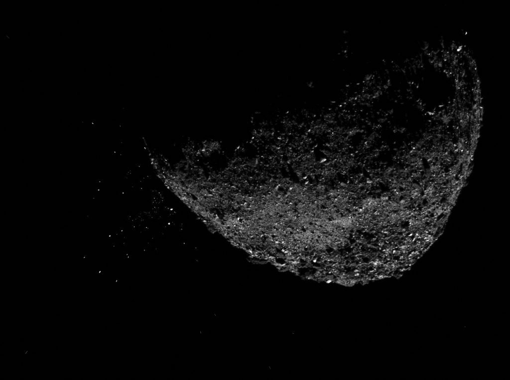 O echipă de astronomi din SUA a realizat una dintre cele mai detaliate analize de până acum asupra unei probe prelevate de pe asteroidul Bennu, oferind noi perspective asupra modului în care apa și materialele organice au interacționat în primele etape ale formării Sistemului Solar