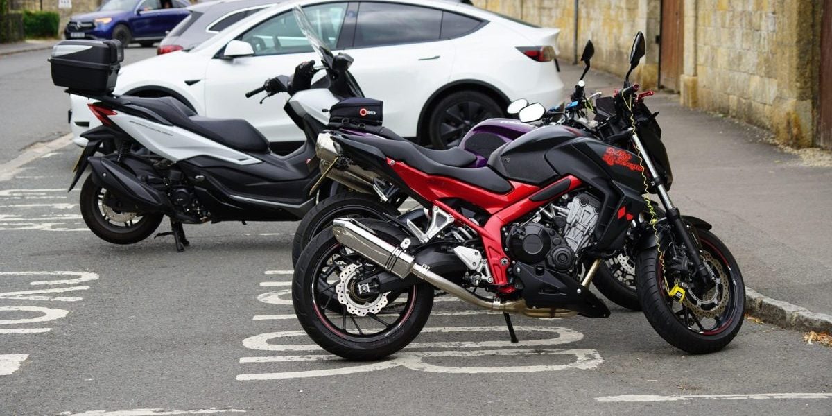 Motocicletă vs. mașină: Sfaturi pentru alegerea corectă în București